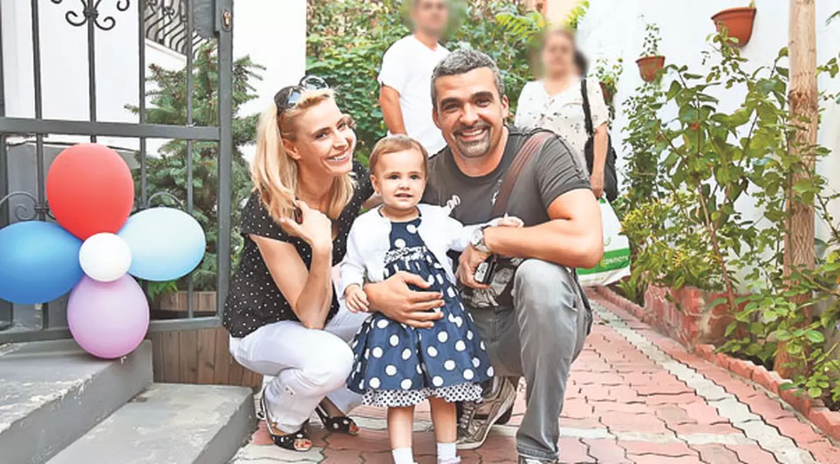 Ce scumpete de fată are Aurelian Temişan! Solistul şi soţia sa, Monica Davidescu, şi-au înscris copilul la o grădiniţă cu predare în limba engleză