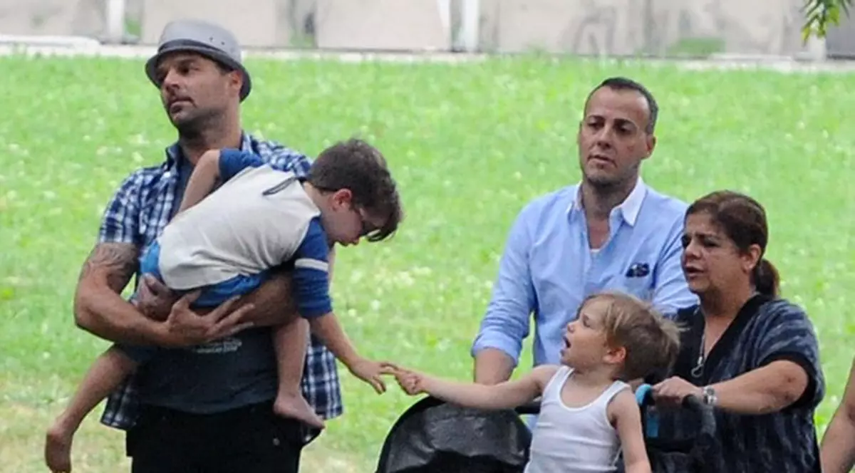 Ce familie fericită! Ricky Martin a ieşit cu iubitul şi copiii la plimbare | FOTO