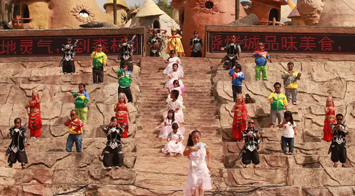 Poftiţi în «Regatul Piticilor»! Chinezii i-au adunat pe toți cei care suferă de nanism din țară și i-au mutat într-un sătuc cu destinație turistică | FOTO INCREDIBIL