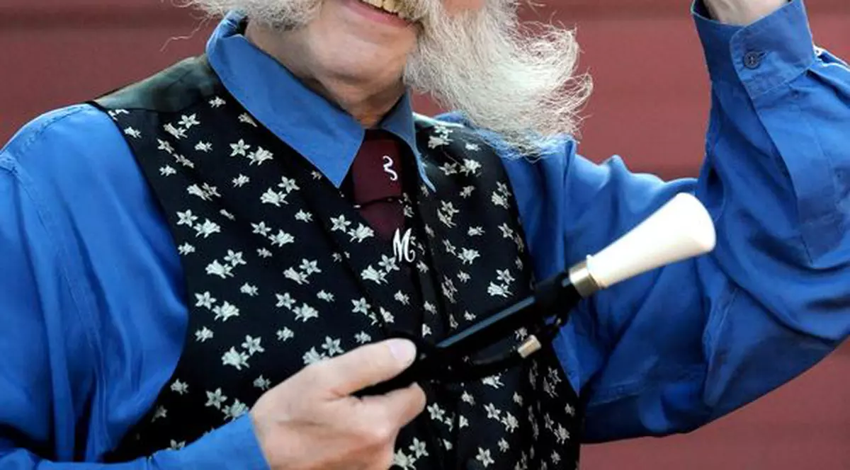 Îţi vine să crezi că nu şi-a tuns mustaţa de 48 de ani? | FOTO