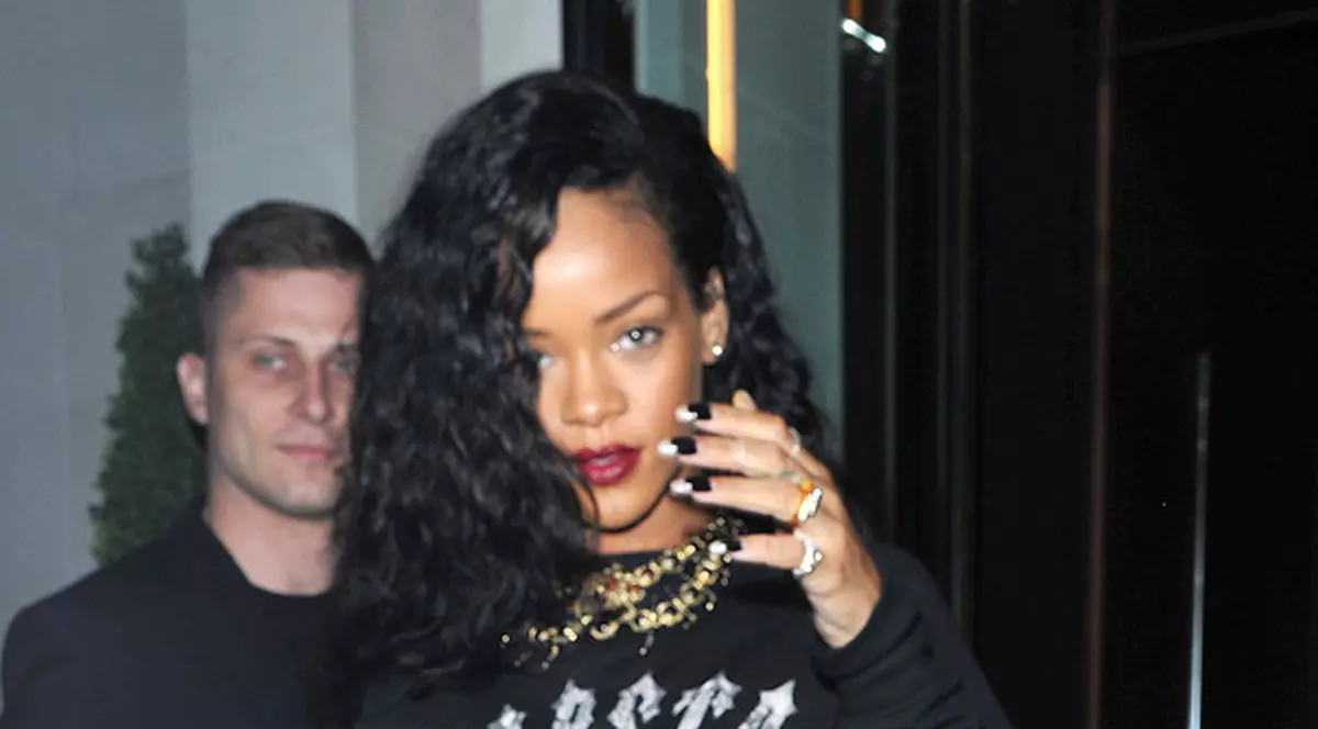 Rihanna, dată afară din club în şuturi