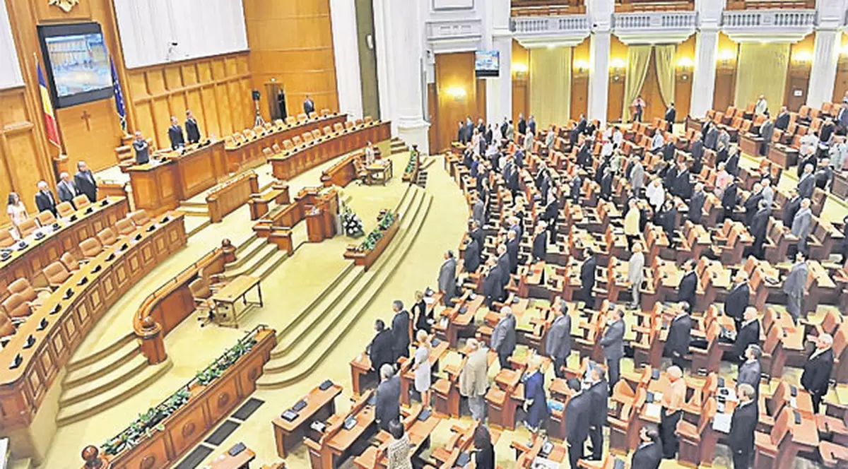 Conducerea Parlamentului, convocată în vacanță