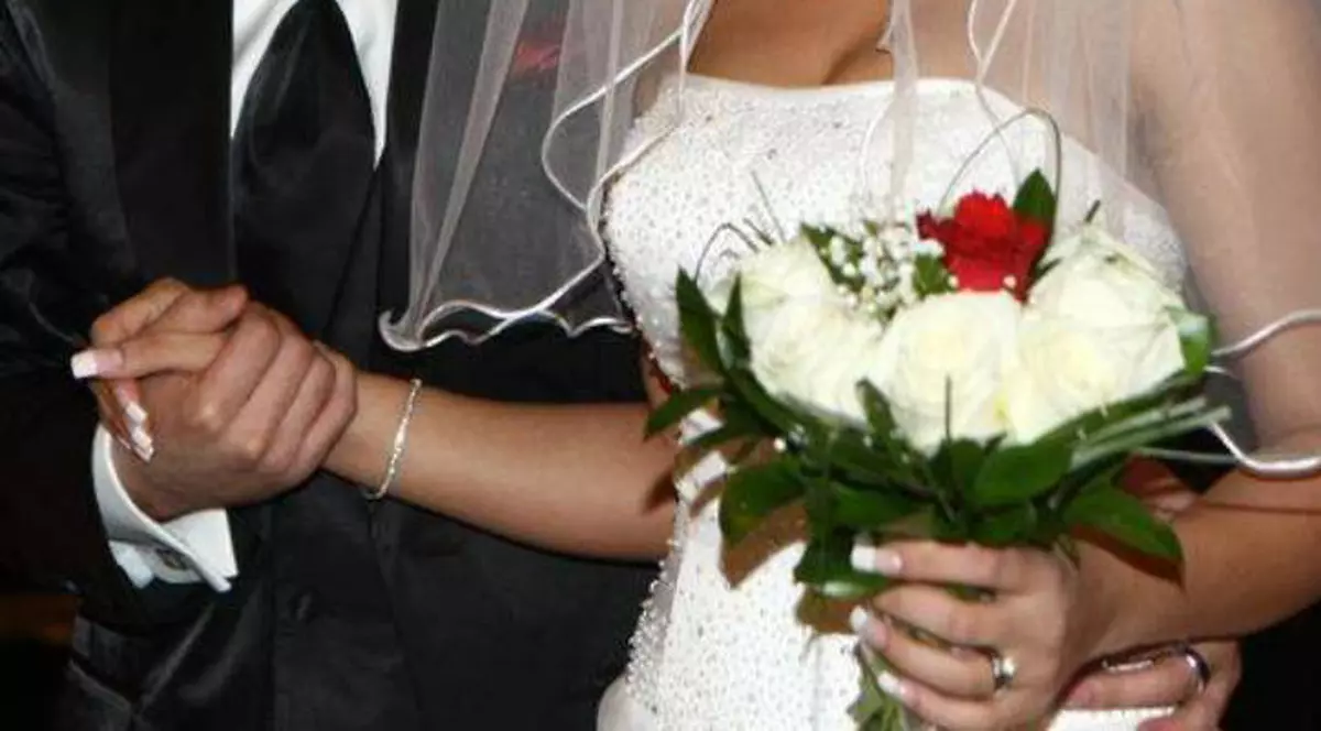 AȘA NU CREDEAI CĂ ÎI MAI VEZI! Doi divorțați din showbizul autohton au îngropat securea războiului