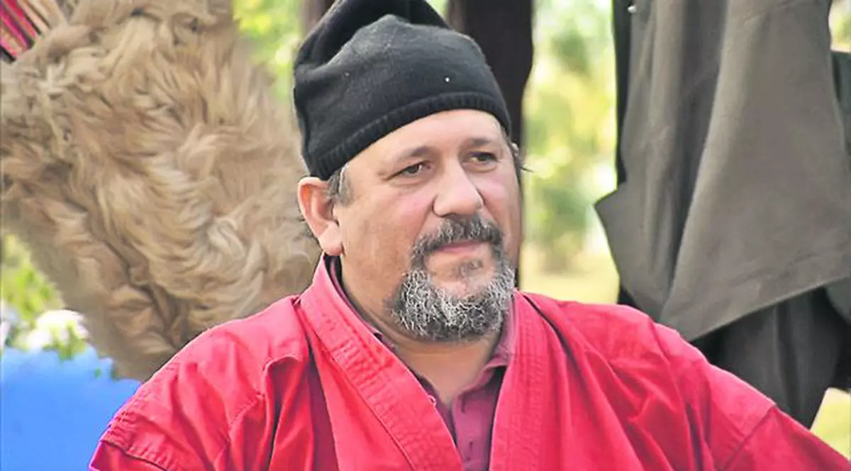Nepotul lui George Coşbuc predă «cursuri de supravieţuire»