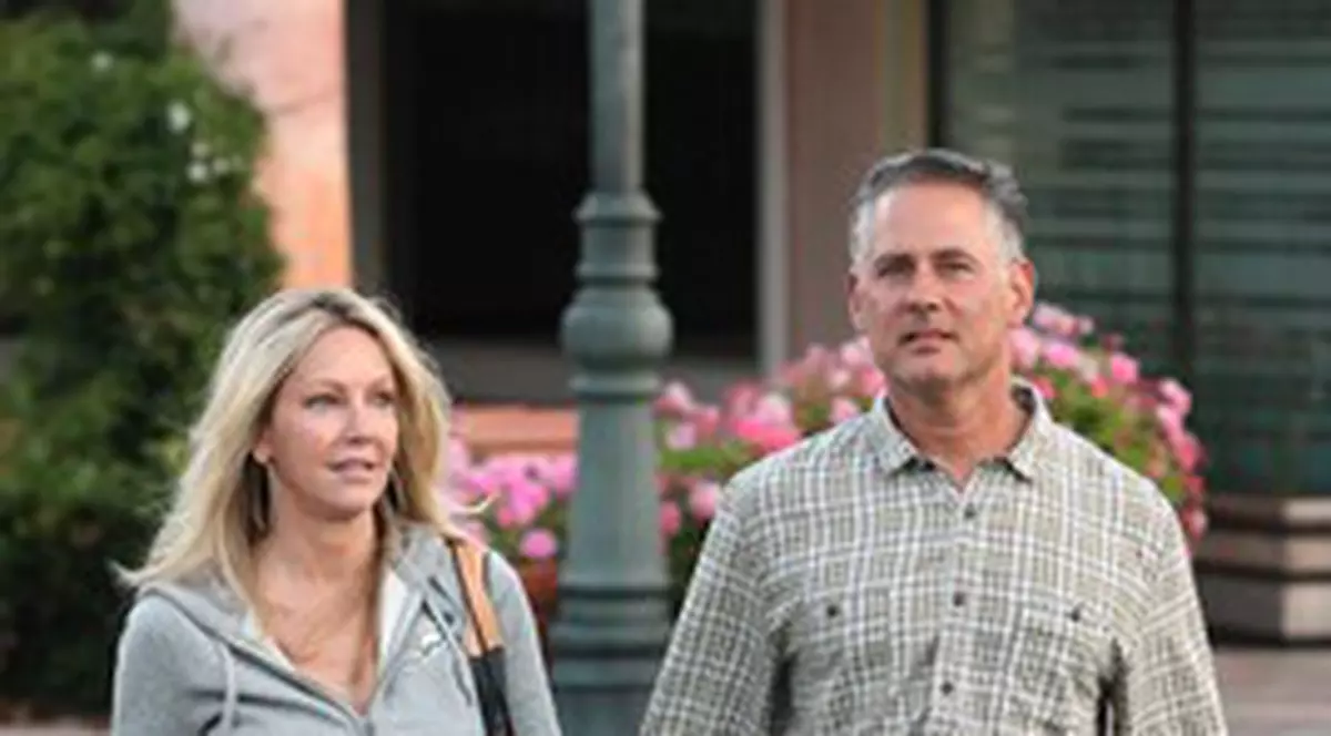 Cine i-ar putea da 51 de ani? Heather Locklear şi-a tras un NOU IUBIT şi ARATĂ SENZAŢIONAL! Foto