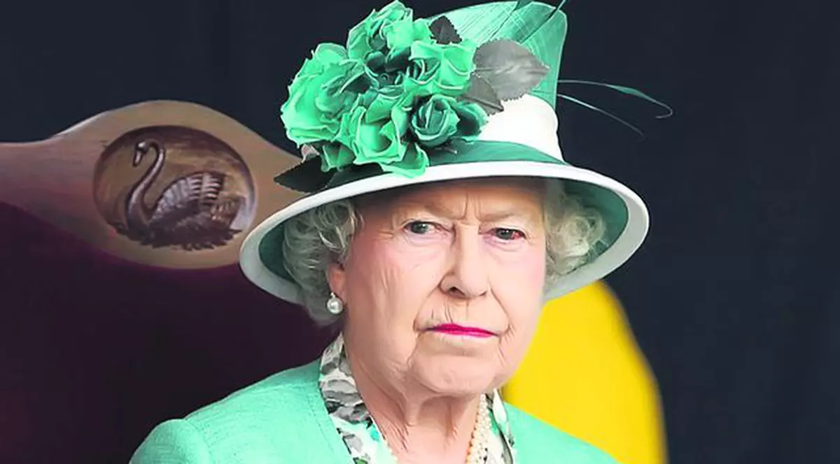 Elisabeta a II-a, regina Marii Britanii, este atât de supărată pe nepotul ei, încât vrea să-l renege. I-a cerut prinţului Harry să-şi facă testul ADN