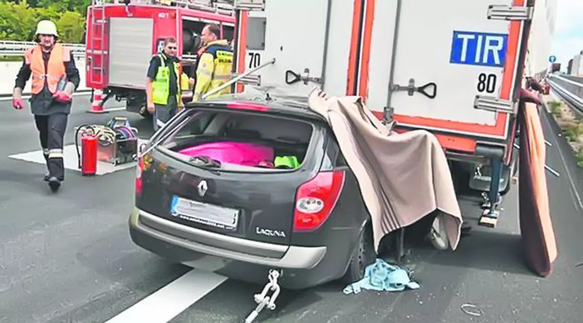 Oboseala la volan face din nou victime. Trei români au murit striviţi sub un TIR, în Germania