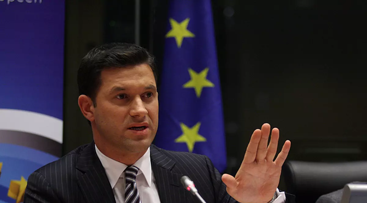 Premieră în Parlamentul European. Un eurodeputat român îi învață pe tineri să câștige bani de la Uniunea Europeană.Vezi despre cine e vorba și cum poți câștiga câteva mii de euro pe lună