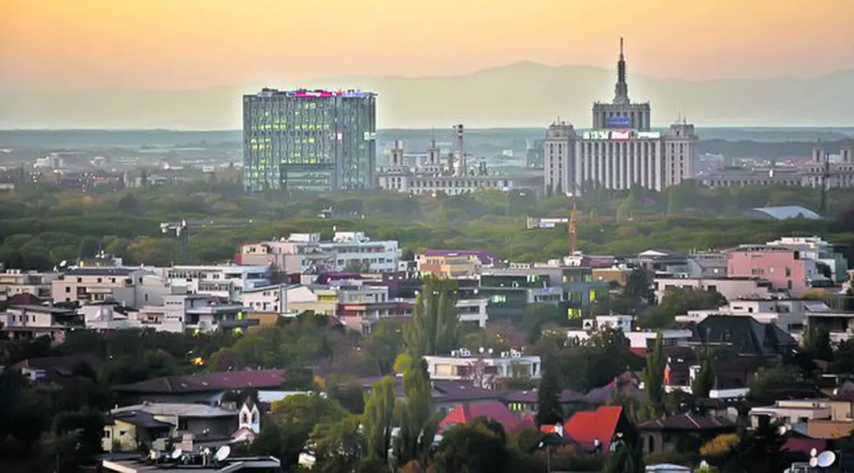 Cât de frumos! Din Bucureşti se văd munţii