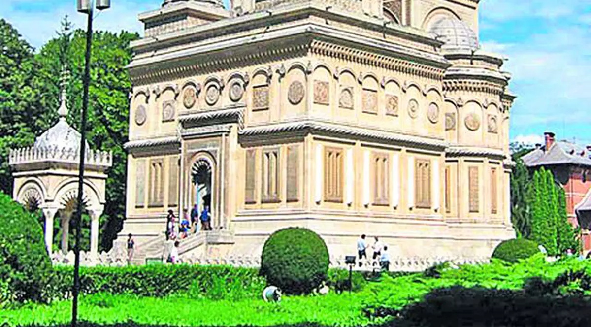 Regele Mihai, pomenit miercuri la Sfânta Litrughie de la Mănăstirea Curtea de Argeș