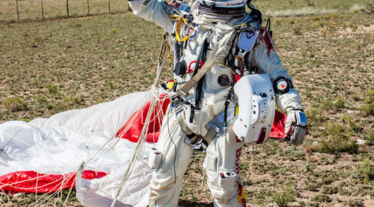 Experienţa lui Felix Baumgartner, care a făcut istorie sărind din spaţiu, nu a fost lipsită de emoţii | VIDEO