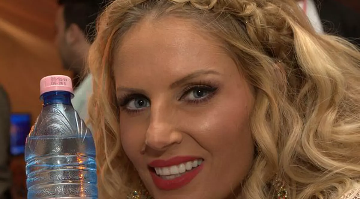 Asta da aroganţă: fiica Andreei Bănică a apărut pe sticlele de apă plată alături de mama ei | FOTO