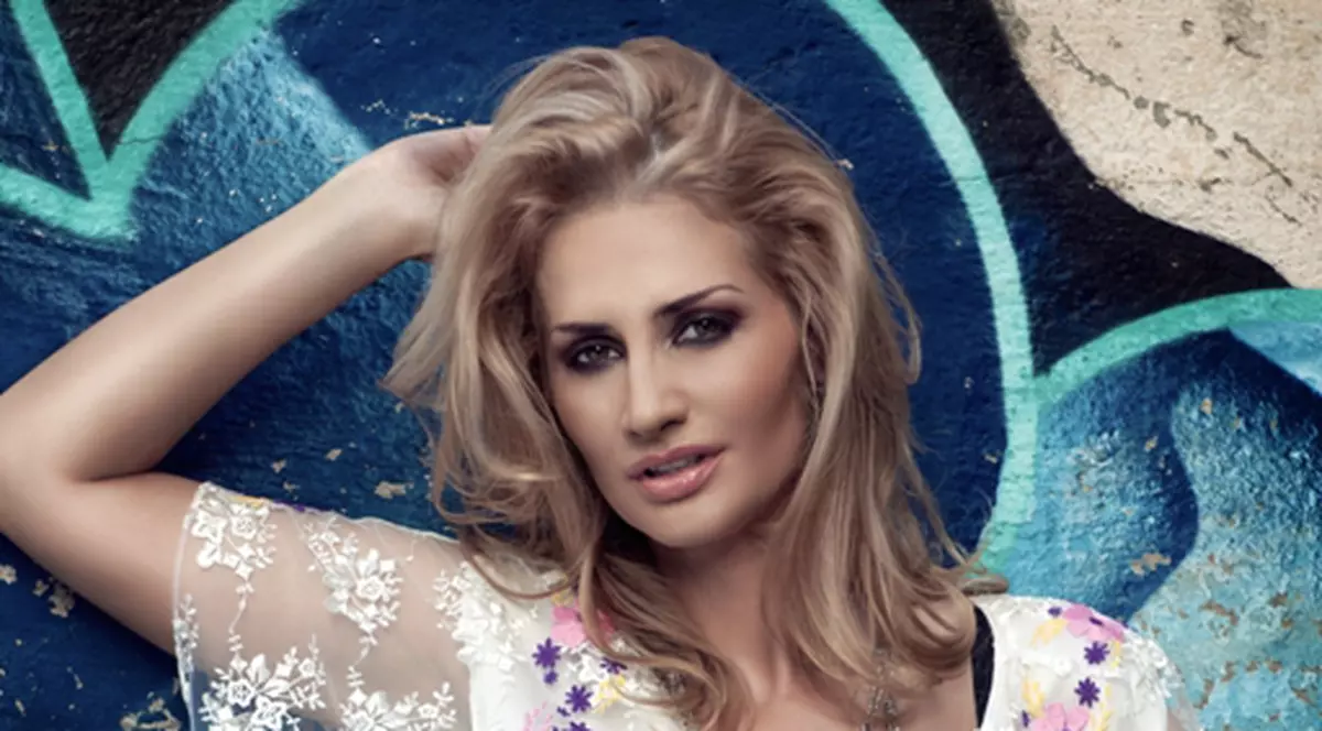 Află cine i-a schimbat look-ul Juliei Jianu! Îţi place cum arată?