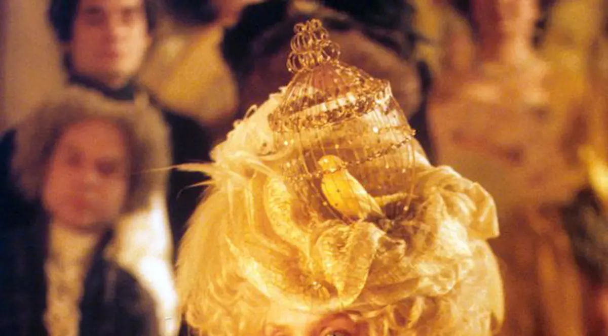 O pereche de pantofi ai reginei Marie-Antoinette a fost vândută cu peste 62.000 de euro