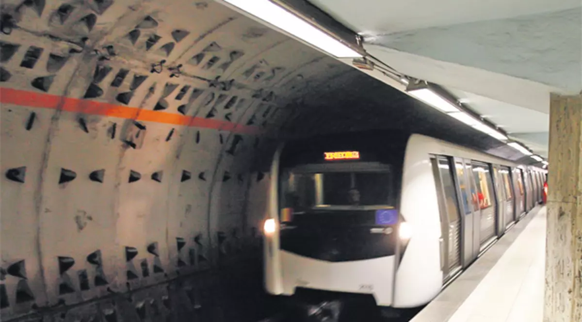 S-a aruncat în faţa metroului şi la supravieţuit