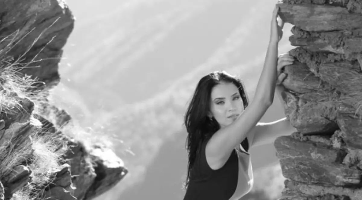 Adelina Pestriţu: "Am realizat o şedinţă foto INCENDIARĂ!". Uite cu ce se laudă vedeta | FOTO