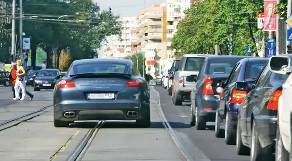 Grăbită, Alina Borcea a ieşit din coloana de maşini şi a luat-o pe linia de tramvai | «Pui», aşa se conduce?