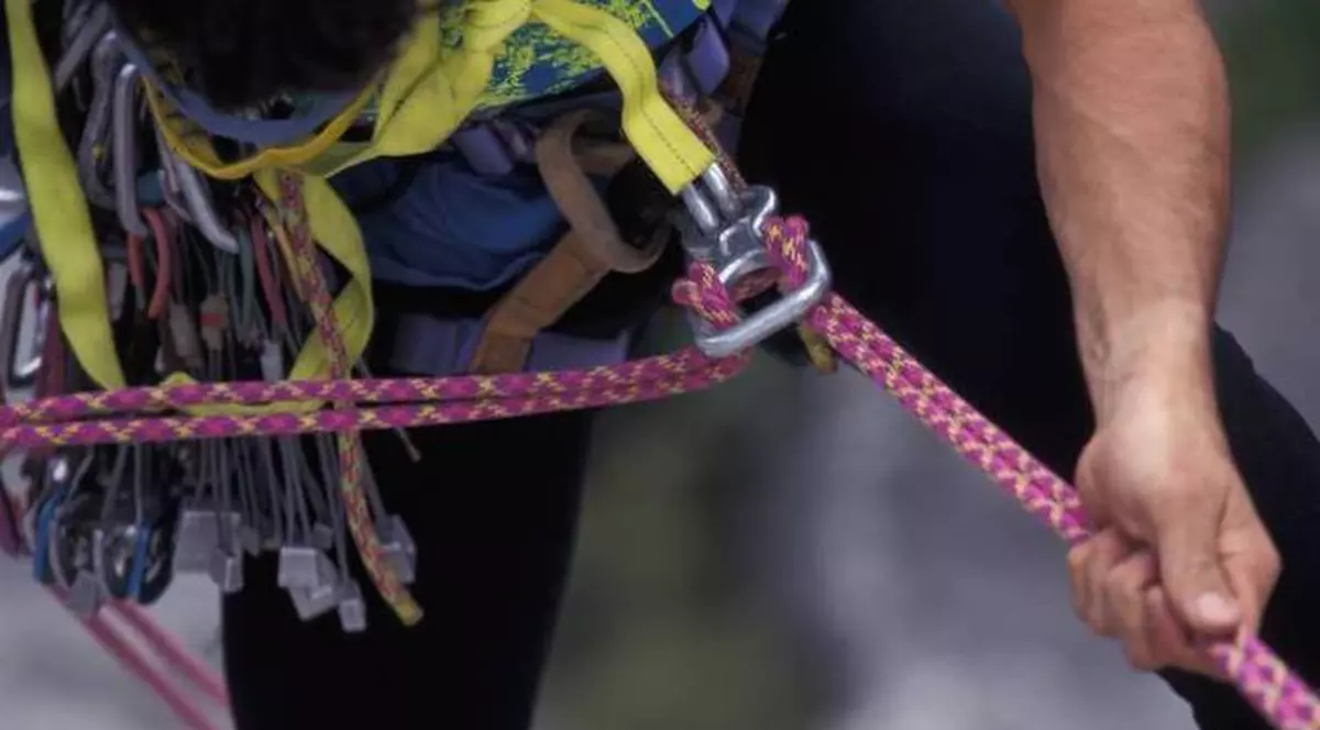 Un tânăr alpinist a murit în Făgăraș, după ce a căzut de la 100 m înălțime
