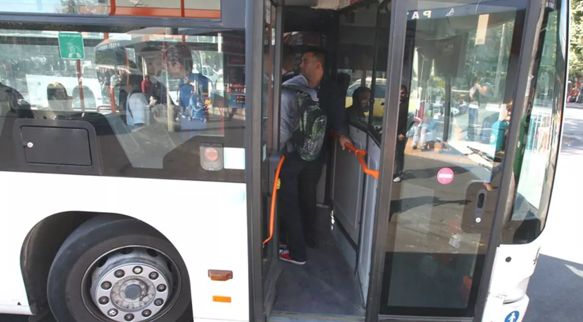 Atenţie lângă cine vă aşezaţi în autobuz! O femeie de 52 de ani jefuia călătorii în Capitală