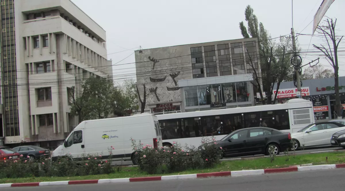 O frână bruscă a unui autobuz a băgat trei călători în spital