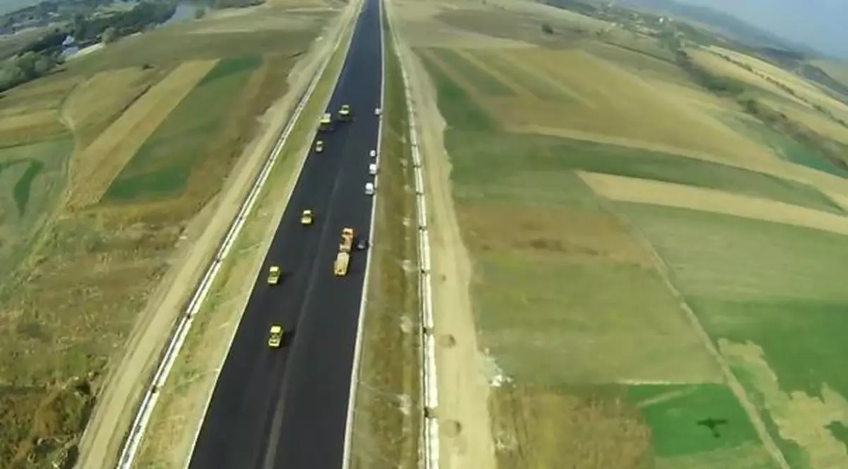 Trafic deviat pe A1, sensul către Sebeş, după ce trei autotrenuri s-au ciocnit