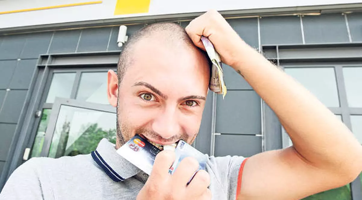 Mare grijă cum folosiţi cardul! Băncile ne cresc iar comisioanele! 