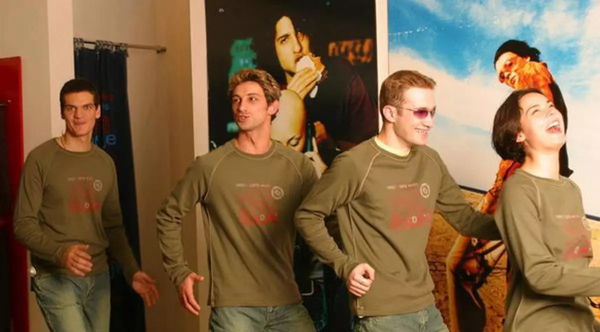 Ce vremuri! Uite-l pe Bendeac cu păr, Andi Vasluianu cu şuviţe şi pe Tudor Chirilă cu alarma pe tricou