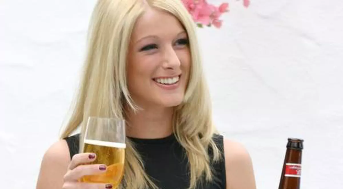 Bărbaţii urâţi au o şansă… dacă partenera bea multă bere! 