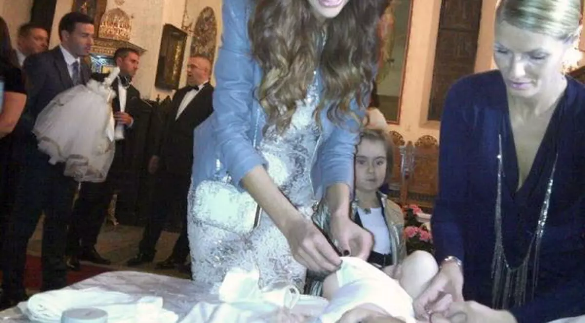 NOI FOTOGRAFII cu naşa BIANCA DRĂGUŞANU şi naşul Adrian Cristea