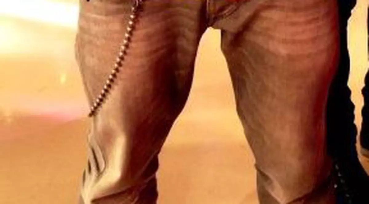 E vedetă, e un pachet de muşchi, dar uite cum stau blugii pe el! Ai idee cine e slăbănogul?