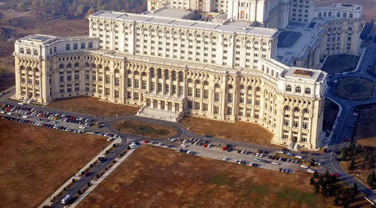 Moartea vine și în Casa Poporului. Un electrician a fost găsit decedat în Platul Parlamentului