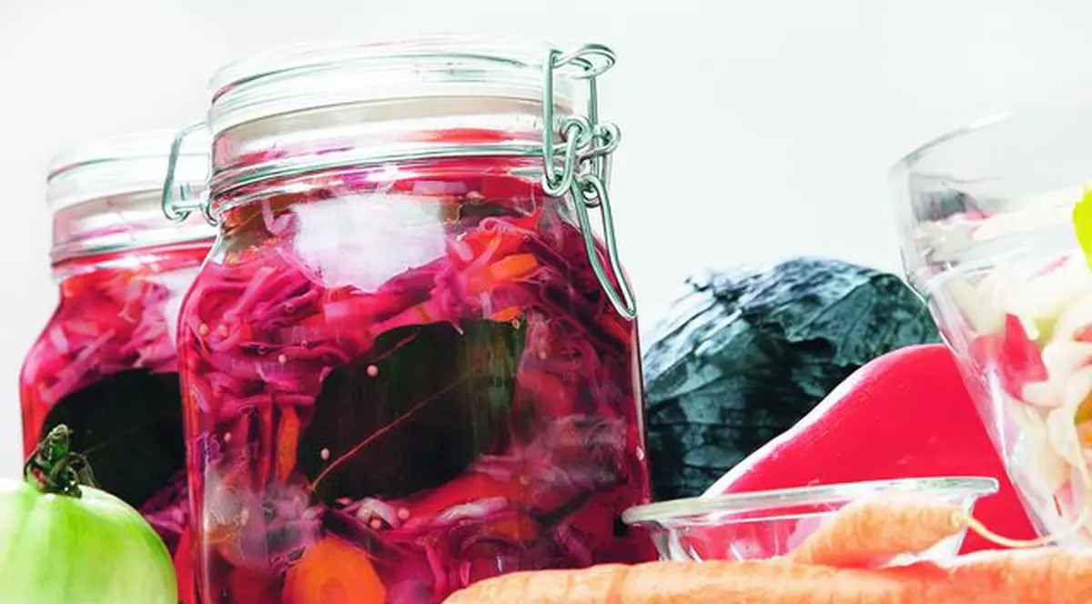 Luna octombrie este ultima şansă a gospodinelor de a mai pune la păstrare roadele câmpului, pentru sezonul rece, aceasta fiind perioada ideală când se pun murăturile la borcan.