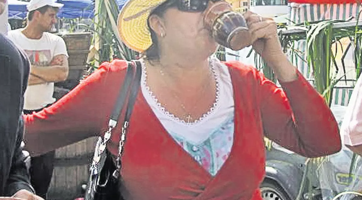 Magda Catone, soţia actorului răpus la pat de o boală incurabilă, face pe indiferenta: «Nu discut despre Şerban. Vreau doar să beau must!»