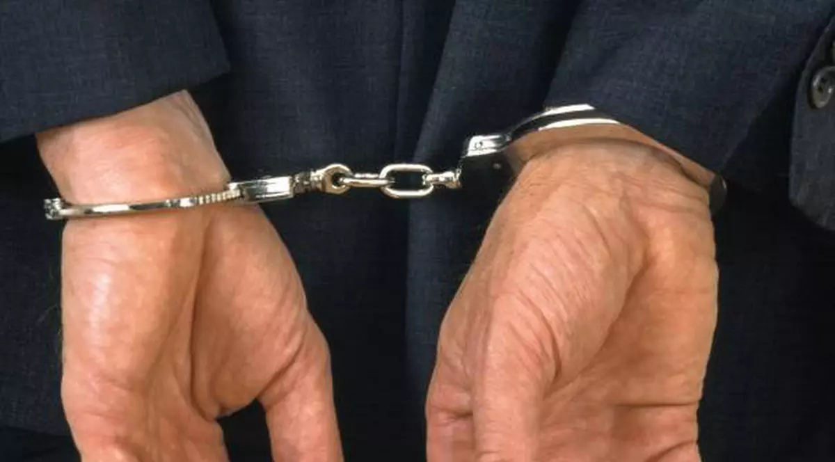 Patru români au fost închişi în Malta pentru că au furat haine de mii de euro