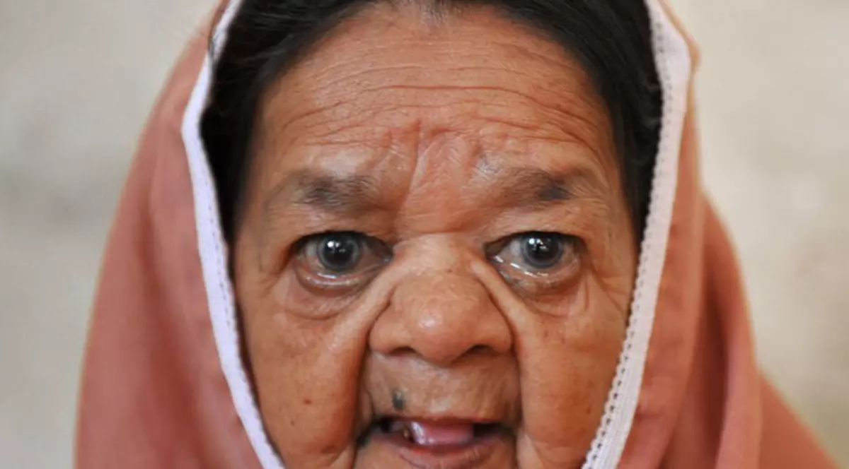 BUNICUŢA ASTA E UNICĂ! Află prin ce se deosebeşte de alte băbuţe! FOTO