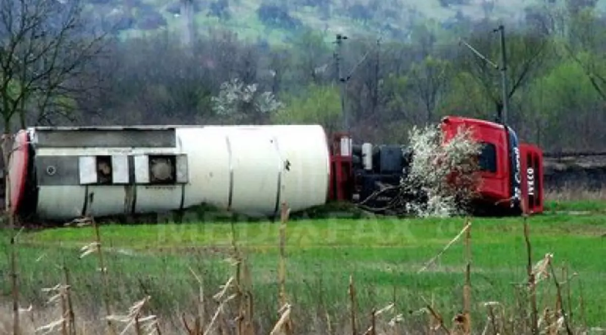 Se repetă incidentul de la Mihăileşti? O cisternă s-a răsturnat în Vrancea