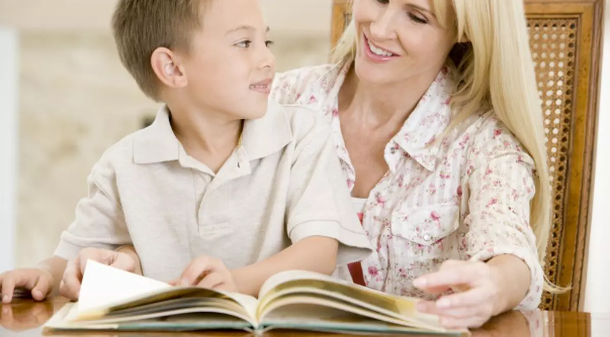 Cum să-ţi faci copilul să-i placă să citească