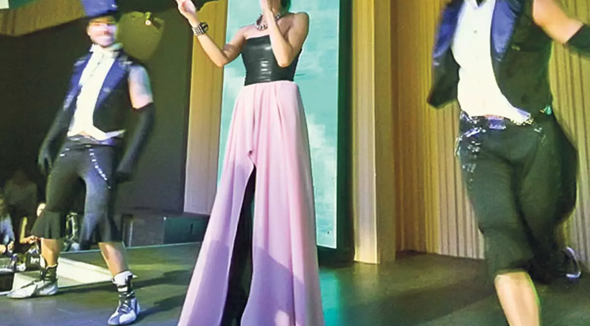 Cosmina Păsărin ia 1.000 € în doar patru ore de muncă