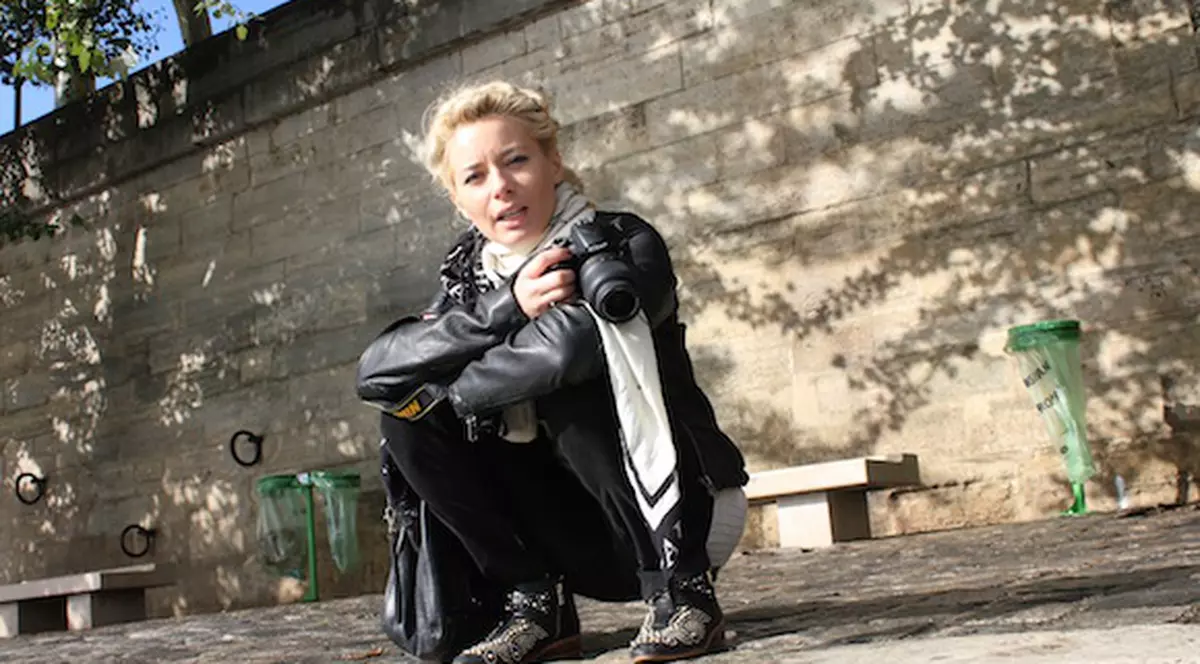 Laura Cosoi, într-o poziţie RUŞINOASĂ! | FOTO