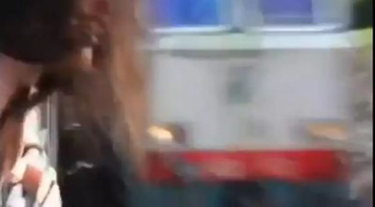 ȘOCANT! Cum poți fi decapitat când scoți capul pe geam în tren | VIDEO