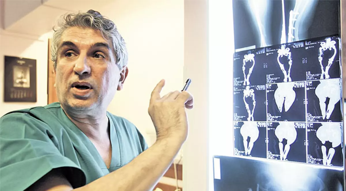 El este "Dumnezeul copiilor cu oase bolnave" | Sunt doctori la care oamenii vin ca la Mecca, iar profesorul Burnei este unul dintre ei