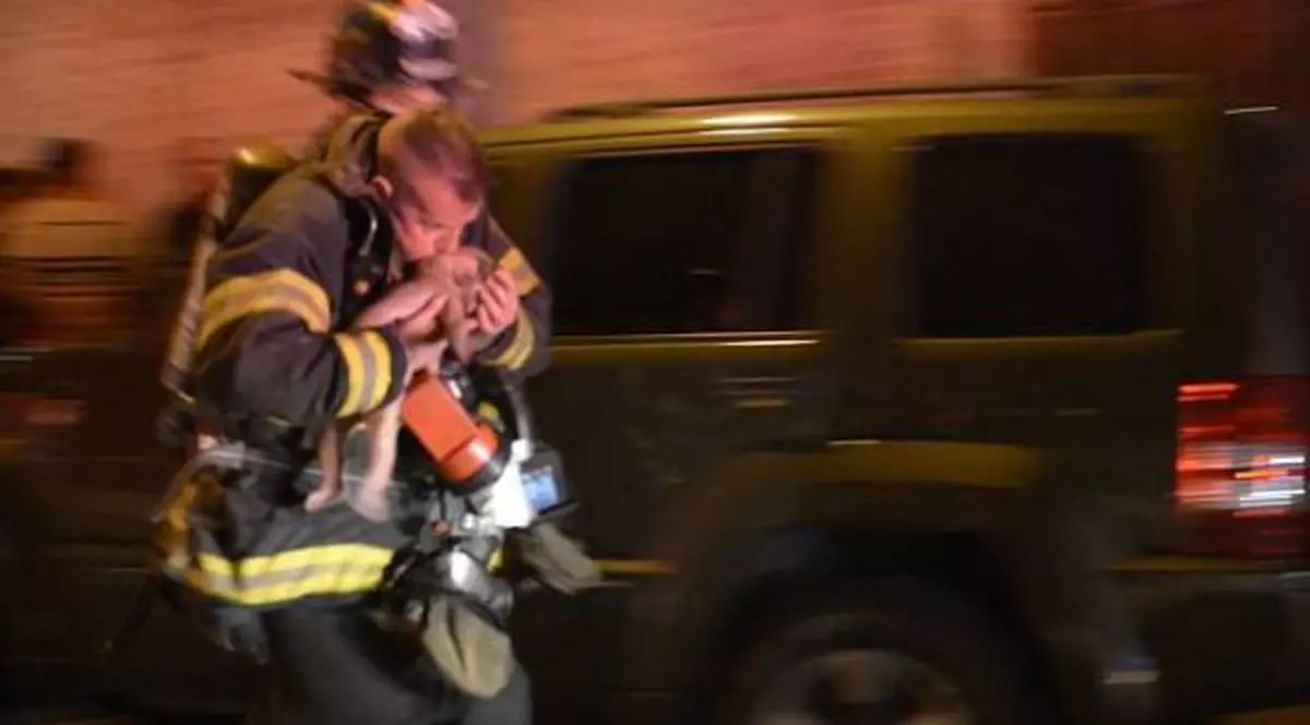 VIDEO CUTREMURĂTOR | Un POMPIER-EROU vrea să sufle VIAŢĂ în corpul unui BEBELUŞ 