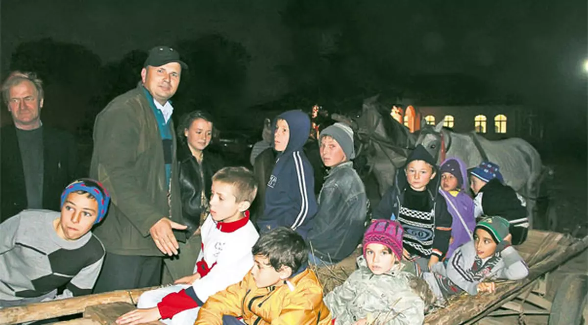 Încărcaţi în căruţă şi duşi să asculte Enescu | Pregătiri de excepție în comuna natală a marelui artist, pentru un concert special