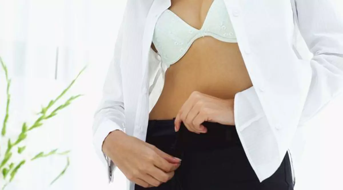 LENEA SUPREMĂ! Femei care POARTĂ SCUTECE pentru a nu mai merge la toaletă. Culmea! Bărbaților le place!