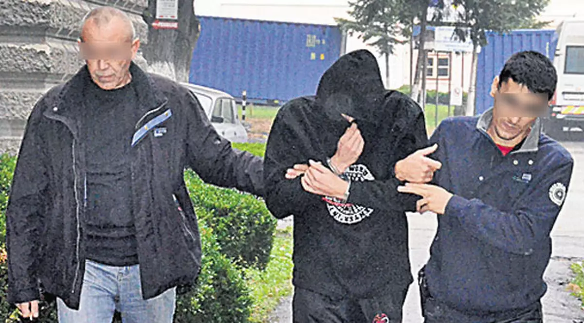 O fetiţă de 13 ani s-a lăsat batjocorită de un cuplu ca să le cumpere părinţilor o casă