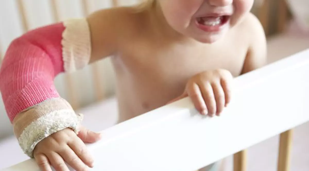 CRUZIME fără LIMITE! Și-a LIPIT fetița de perete cu Super Glue și a bătut-o până la COMĂ! Motivul este INCREDIBIL!