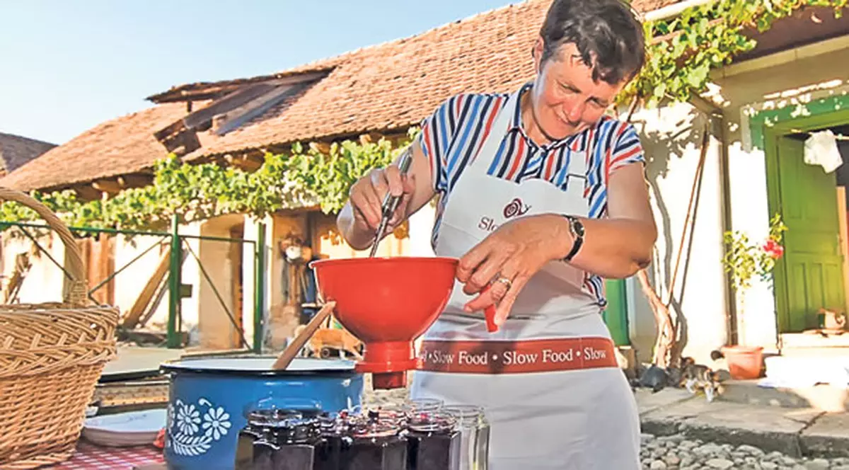 Ea face gemul de 365 de euro borcanul! Produs la Viscri, vândut la Paris