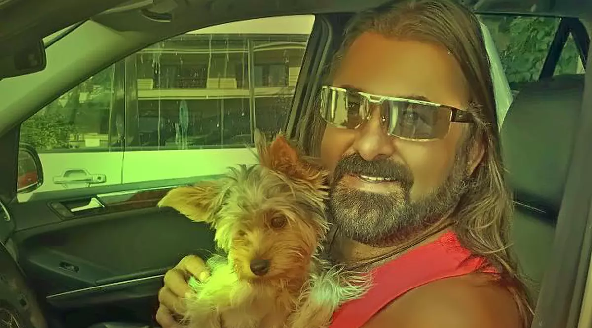 FOTO EXCLUSIV/ Gheorghe Gheorghiu a scăpat dintr-un grav accident pe autostradă! Cum arată bolidul artistului după tamponare