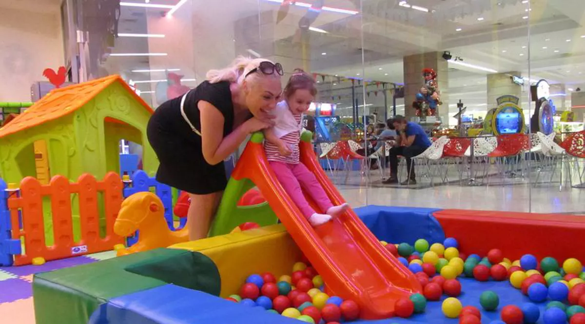 Giulia Nahmany a dat în MINTEA COPIILOR! Uite cum se joacă, alături de fiica ei, Caroline | FOTO&VIDEO