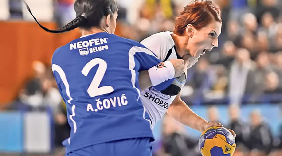 Handbal «pe patine» | Jucătoarele lui «U» Jolidon Cluj abia s-au ţinut pe picioare în meciul cu Podravka din Liga Campionilor